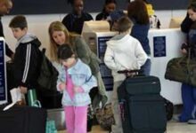 اخبار مترجمة :الولايات المتحدة تقترح حظر فرض رسوم على شركات الطيران لجلوس الآباء بجوار الأطفال