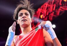 الملاكمة الجزائرية إيمان خليف تفوز بمباراتها الأولى عقب جدل بشأن الأهلية الجنسية