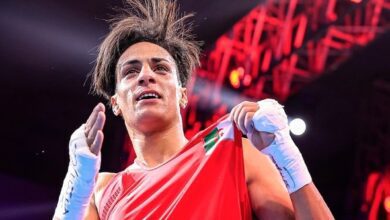 الملاكمة الجزائرية إيمان خليف تفوز بمباراتها الأولى عقب جدل بشأن الأهلية الجنسية