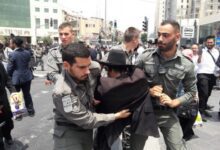 شرطة الاحتلال تتصدّى لمتظاهرين من “الحريديم” اثناء احتجاجهم رفضاً للخدمة العسكرية