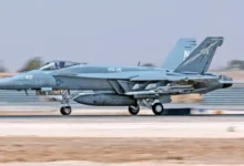 مقاتلات F/A-18E Super Hornet مدججة بالأسلحة تهبط في القاعدة الجوية الأمريكية الرئيسية في الأردن، ما الذي يحدث؟