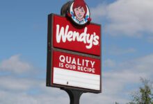 اخبار مترجمة :ستقوم Wendy'S بإغلاق 140 مطعمًا إضافيًا بحلول نهاية العام لتعويض الافتتاحات في مواقع جديدة