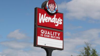 اخبار مترجمة :ستقوم Wendy'S بإغلاق 140 مطعمًا إضافيًا بحلول نهاية العام لتعويض الافتتاحات في مواقع جديدة