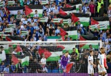 رغم القمع والعقوبات.. هتافات فلسطين تنتصر في ملاعب أوروبا