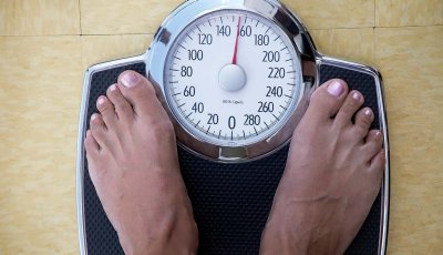 feet on weight scale.imgcache.rev .web .400.230