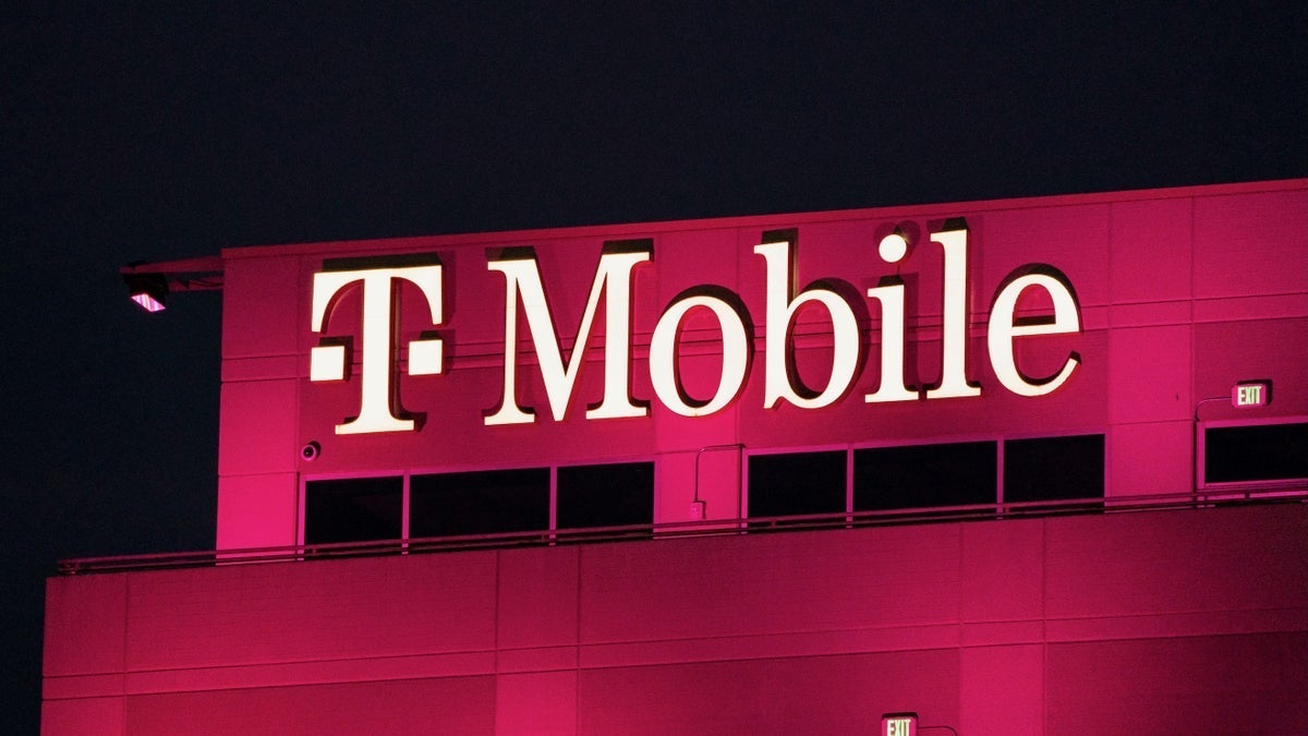 شراء الانخفاض! ينفق عضو مجلس إدارة T-Mobile 900 ألف دولار على أسهم الشركة