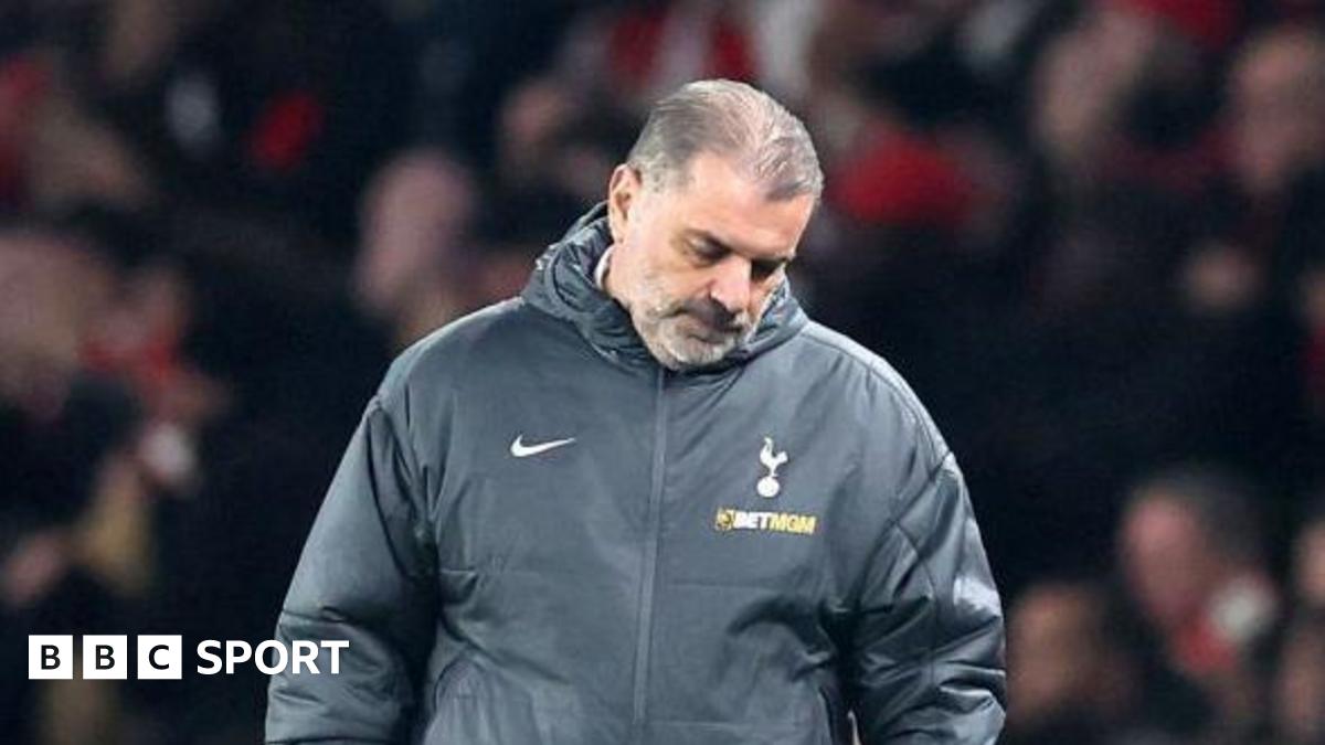 Ange Postecoglou looks despondent during Tottenham