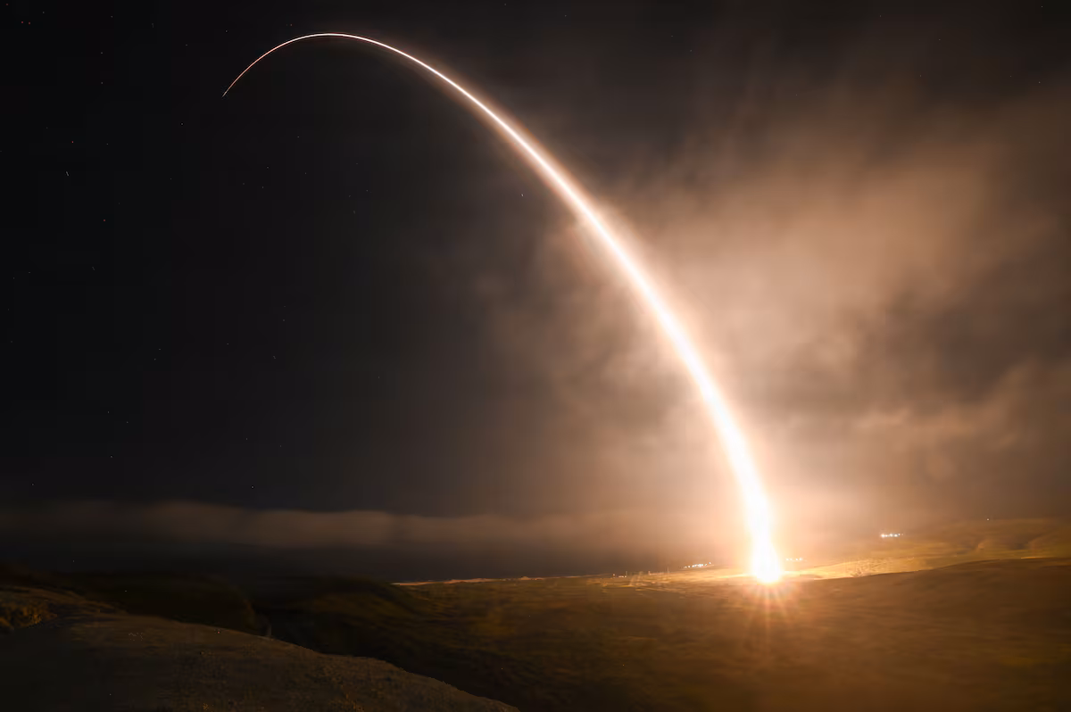 اختبار القوات الجوية يطلق Minuteman III بمركبات إعادة دخول متعددة
