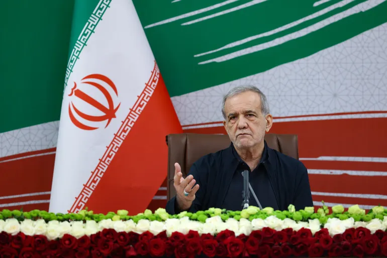 الحرب الأمريكية الإسرائيلية مع إيران مسعود بزشكيان يقول إن “العدو يسعى إلى زرع الفتنة بين الجيران” ودونالد ترامب يؤكد “عدم حاجته” لمساعدة من بريطانيا في الحرب” الحرب الأمريكية الإسرائيلية مع إيران مسعود بزشكيان يقول إن “العدو يسعى إلى زرع الفتنة بين الجيران” ودونالد ترامب يؤكد “عدم حاجته” لمساعدة من بريطانيا في الحرب”