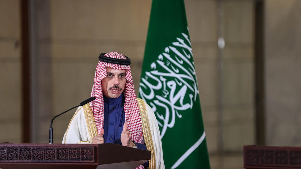 السعودية تهدد بعمل عسكري ضد إيران