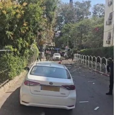 شظايا الصواريخ تهز جفعاتايم… أضرار كبيرة بالمباني