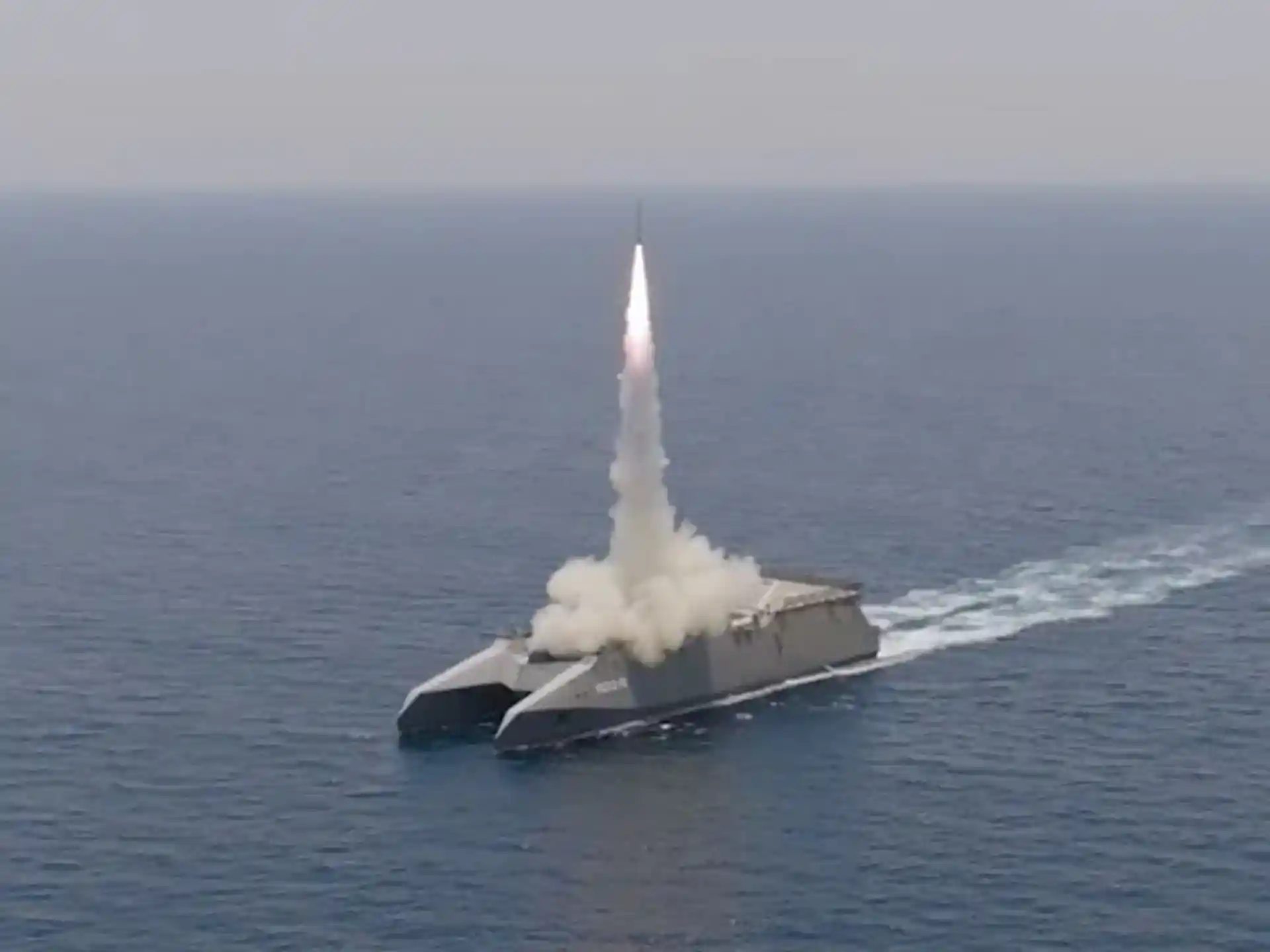 صورة توضيحية - إيران تبدأ زرع الألغام في مضيق هرمز وترامب يُبدي غضبه ويُصدر تحذيراً شديد اللهجة