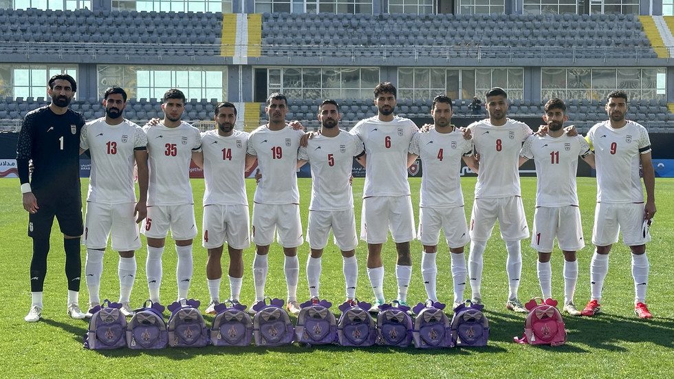 لاعبو كرة القدم الإيرانيون يكرمون أطفال المدارس الذين قتلوا في غارة أمريكية مشتبه بها (فيديو)