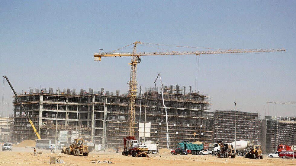 مصر تجمد مشروعات كبرى وتقر العمل عن بعد بسبب الحرب في المنطقة