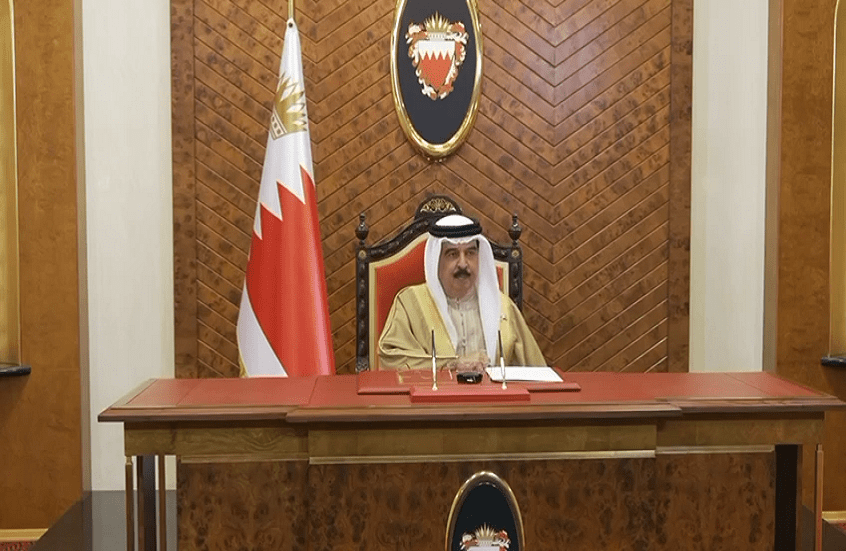 ملك البحرين يتفقد سلاح الجو الملكي البحريني ويشيد بجاهزيته القتالية