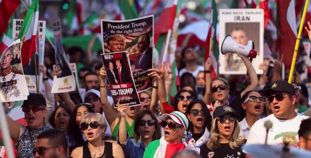 يعبر الأمريكيون الإيرانيون عن أملهم وخوفهم بشأن ما سيأتي بعد ذلك