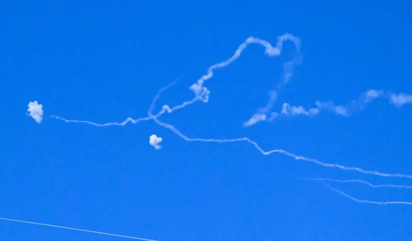 حزب الله يصعد الرد.. صواريخ من لبنان بمدى 250 كم استهدفت تل أبيب و”غوش دان”