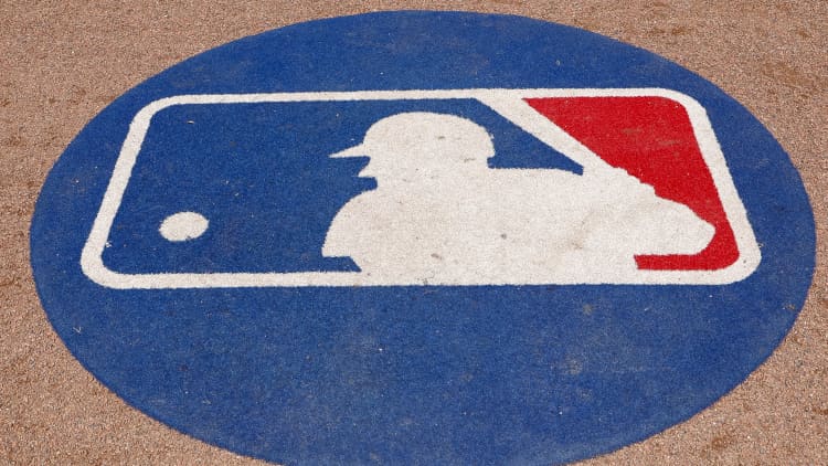 يواجه MLB تحولًا تاريخيًا مع اقتراب الإغلاق المحتمل وحقوق وسائل الإعلام وتغييرات الدوري