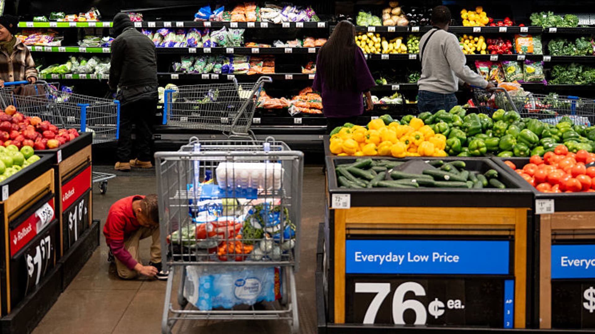 صورة توضيحية - وقد ترتفع أسعار المواد الغذائية بسبب نقص الأسمدة