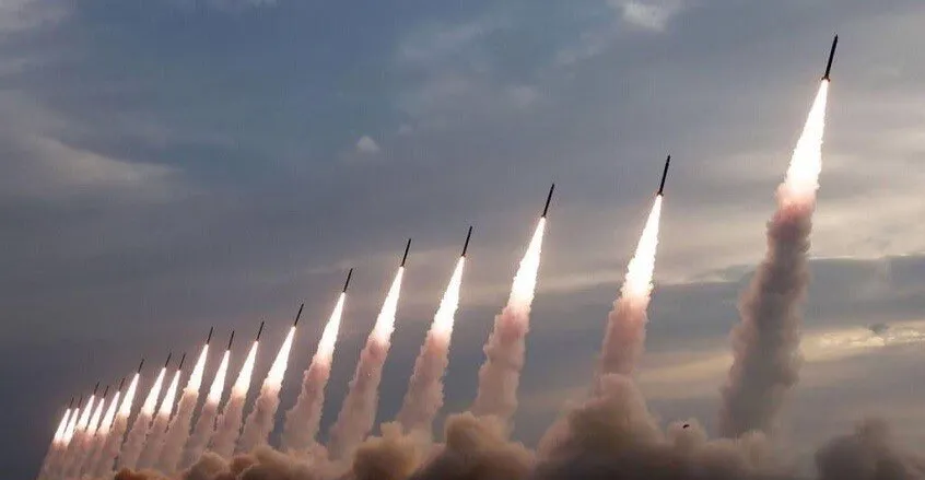 صورة توضيحية - إيران تطلق موجة صواريخ على إسرائيل وتستهدف ناقلة في هرمز