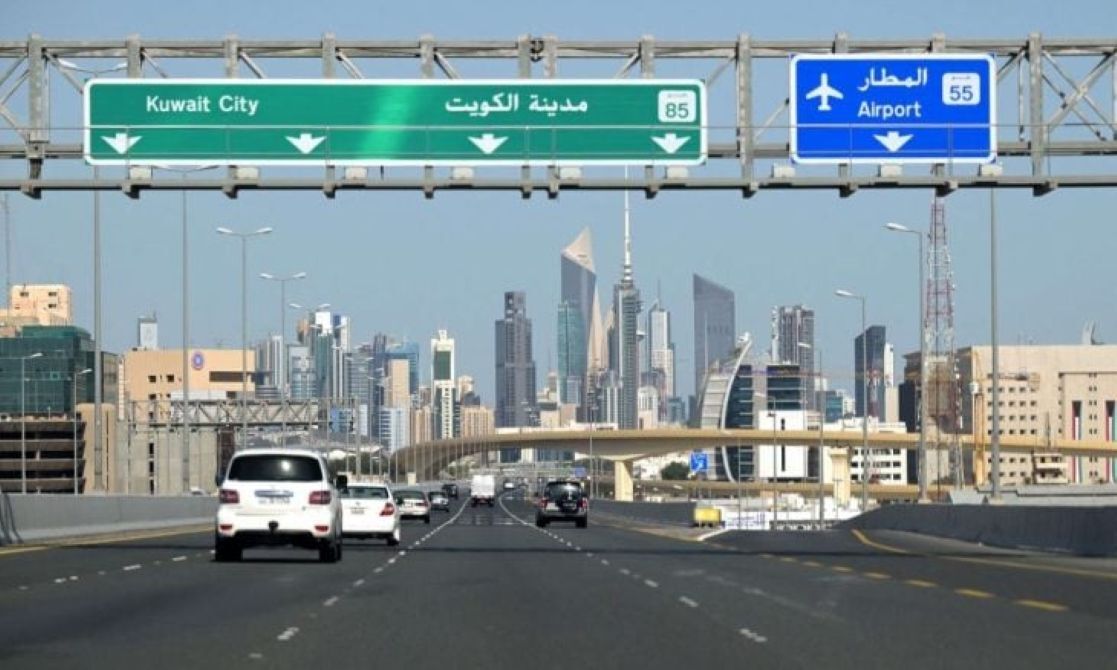 صورة توضيحية - فرق الإطفاء تكافح حريق خزانات الوقود بمطار الكويت الدولي