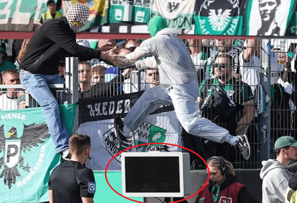 صورة توضيحية - ألمانيا.. واقعة مثيرة للجدل أثناء مراجعة الحكام لضربة جزاء عبر شاشة تقنية “الفار”