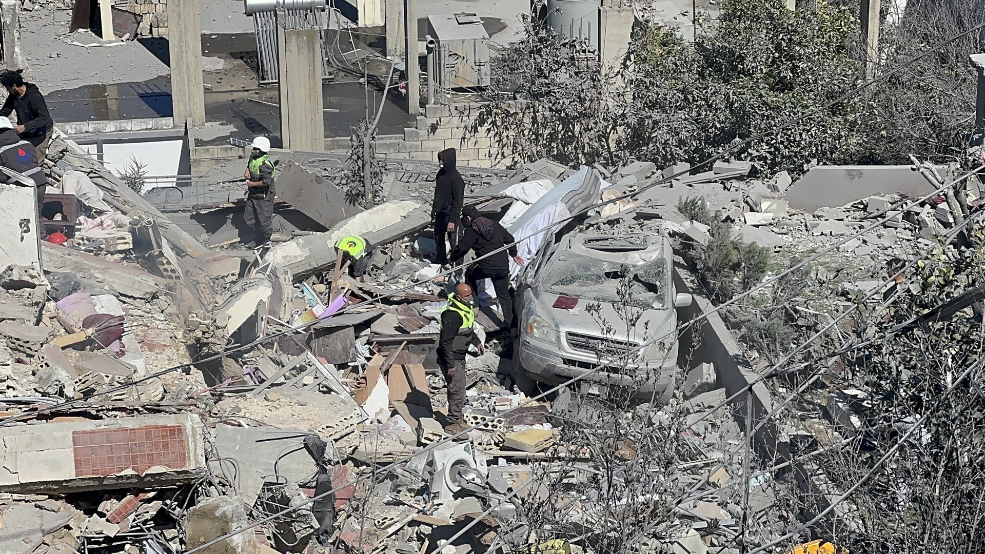 صورة توضيحية - السفارة السورية لدى بيروت تتابع تداعيات القصف الإسرائيلي على شرق لبنان ومقتل 8 سوريين فيه