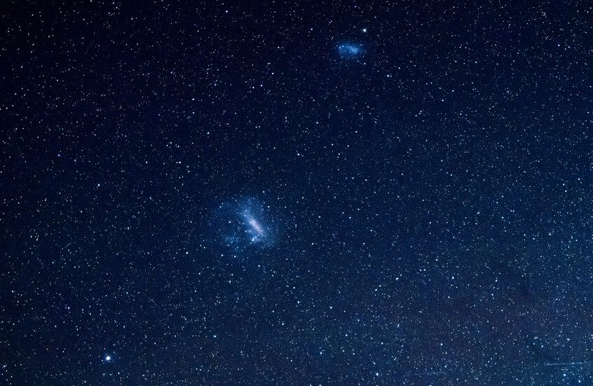 هابل يلتقط بالصدفة لحظة تفكك مذنب عملاق أثناء مغادرته نظامنا الشمسي