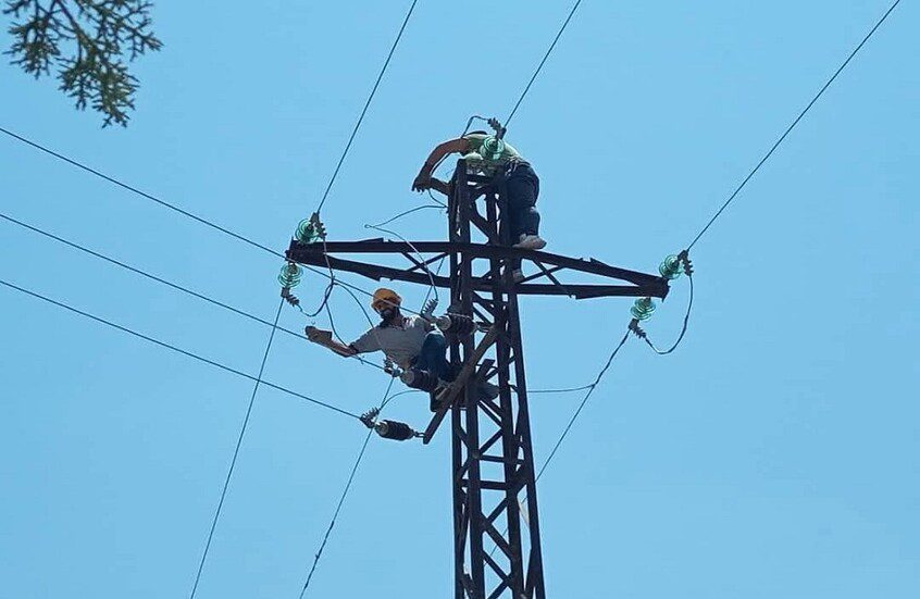 سوريا.. موافقات أمنية وتنسيق على الأرض لإصلاح خط كهرباء رئيسي بريف السويداء