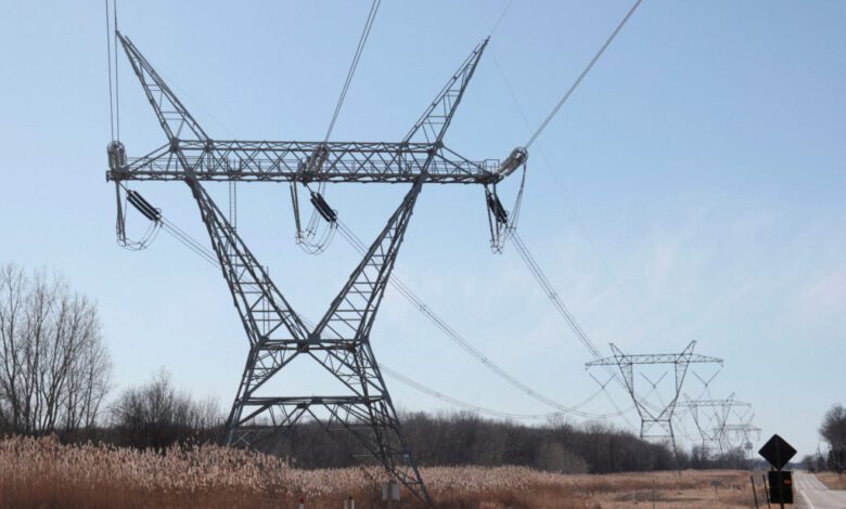 صورة توضيحية - يقاوم ملاك الأراضي والمجتمعات المحلية التوسع القائم على الذكاء الاصطناعي في خطوط الكهرباء ذات الجهد العالي