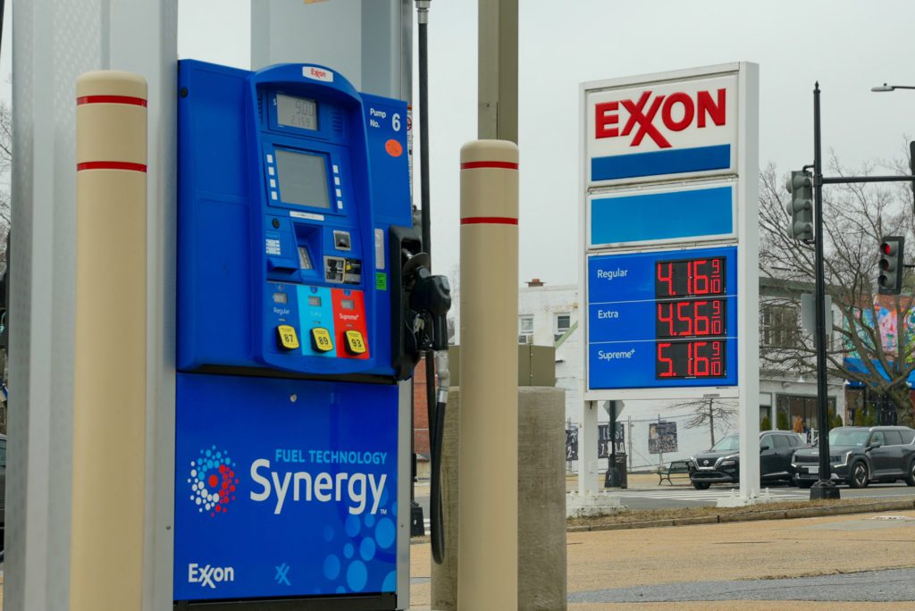 صورة توضيحية - أسعار النفط والغاز ترتفع بسرعة مع تصاعد الحرب مع إيران