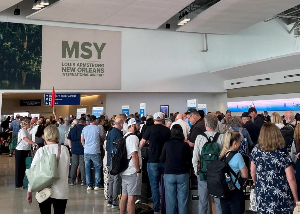 صورة توضيحية - يواجه المسافرون في عطلة نهاية الأسبوع فترات انتظار طويلة في بعض المطارات أثناء إغلاق وزارة الأمن الوطني