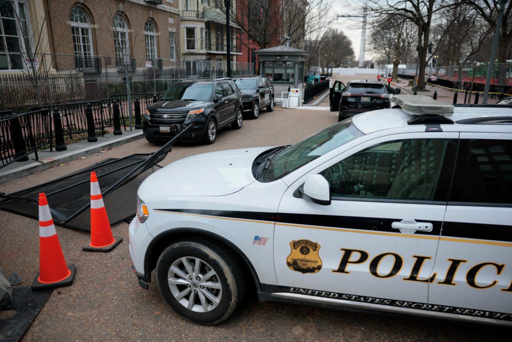 صورة توضيحية - تم القبض على رجل بعد أن قاد الشاحنة إلى البوابة الأمنية للبيت الأبيض