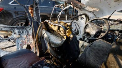 وقال مسؤولون في مستشفى إن الغارات الإسرائيلية على غزة أسفرت عن مقتل 12 شخصا، من بينهم طفلان وامرأة حامل