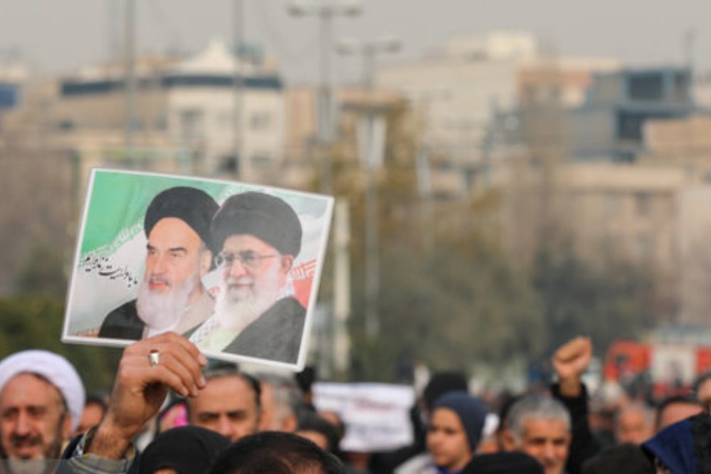 صورة توضيحية - حشود كبيرة تشارك في صلاة الجمعة بمصلى الإمام الخميني بطهران