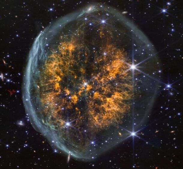 يكشف تلسكوب جيمس ويب عن سديم يشبه الدماغ العملاق