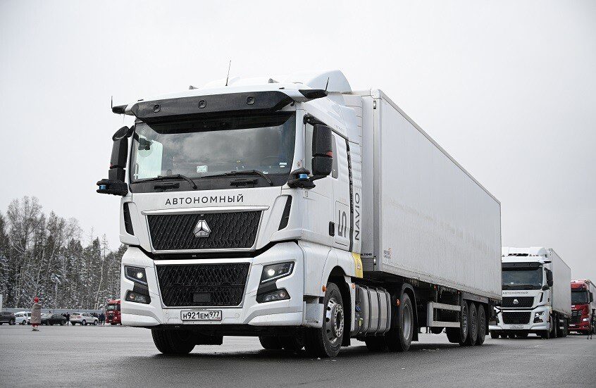 هيا بنا ننطلق!.. روسيا تطلق حركة الشاحنات المسيّرة حول موسكو (فيديو)