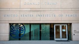 أعضاء مجلس الشيوخ الأمريكي يستهدفون وسم ترامب للمؤسسات الفيدرالية