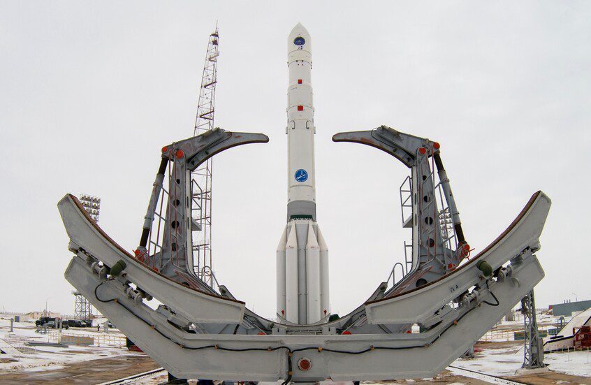 روسيا تطلق صاروخ 