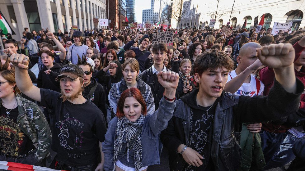 آلاف الطلاب يحتجون ضد التجنيد في برلين ()