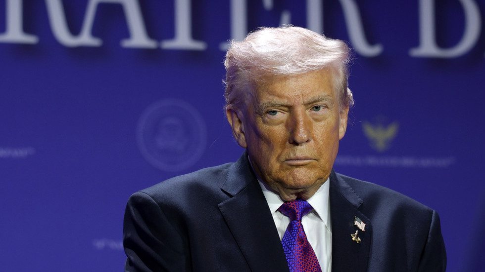 ترامب يطالب إيران بـ”الاستسلام غير المشروط”