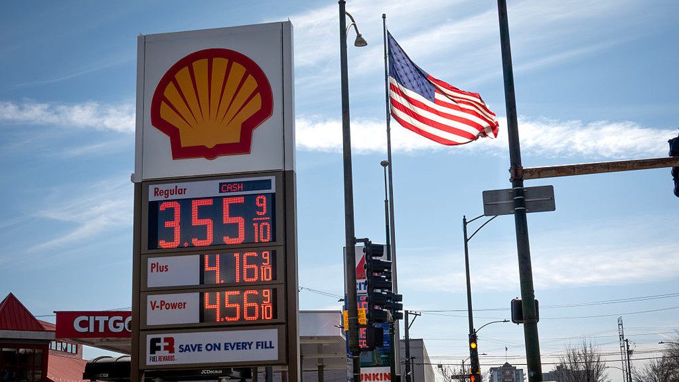 صورة توضيحية - النفط بأكثر من 100 دولار للبرميل “سعر زهيد للغاية يجب دفعه” مقابل حرب إيران ترامب