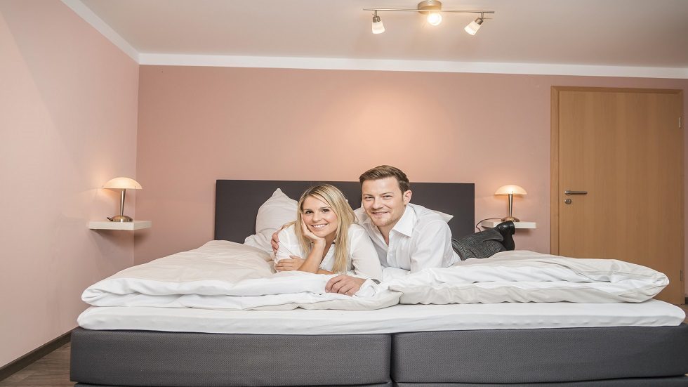 صورة توضيحية - النوم المشترك أم المنفصل؟.. كيف يؤثر على صحة الزوجين وراحة الأسرة