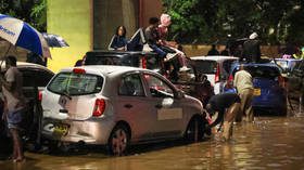 عشرات القتلى في فيضانات كينيا (فيديو)