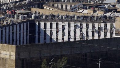 لبنان يسلّم دمشق 136 سجينا لاستكمال محكوميتهم في سوريا