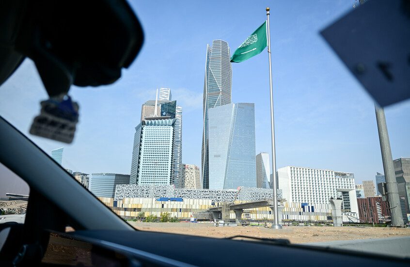 السعودية تعترض مسيرات وصواريخ باتجاه الرياض والشرقية دون إصابات