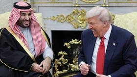 الزعيم السعودي “يقبل مؤخرتي” – ترامب (فيديو)