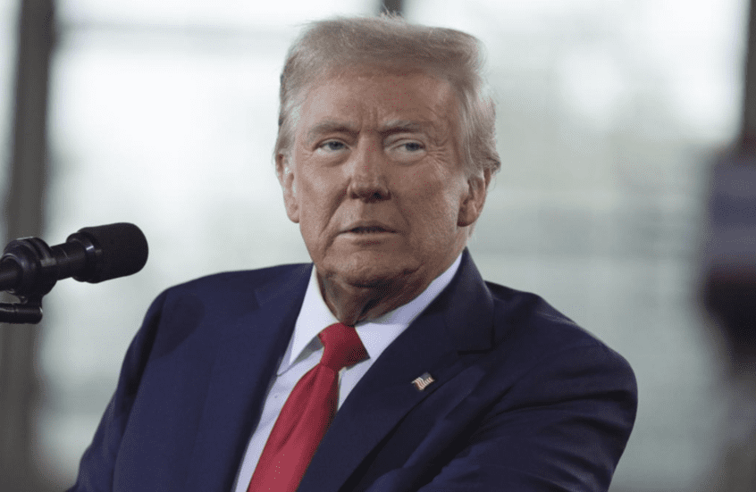 ترامب: إيران هاجمت حاملة طائرات أمريكية من 17 اتجاهاً