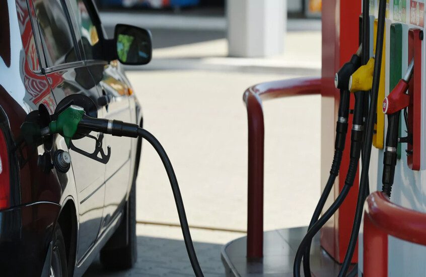 الولايات المتحدة.. البنزين يلامس 4 دولارات مدفوعا بأزمة هرمز