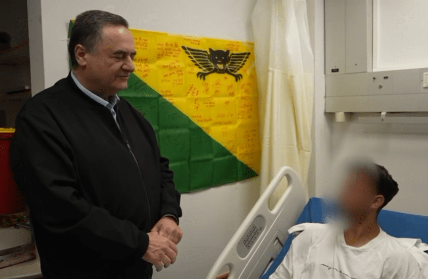 وزير الدفاع الإسرائيلي يزور جرحى معارك جنوب لبنان: لن نتوقف في إيران ولبنان (فيديو)